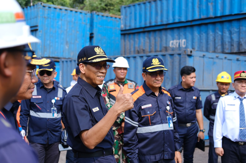 Direktur Utama PT KAI, Didiek Hartantyo (kedua dari kiri), saat melakukan kunjungan ke Sumbagsel, Kamis (2/11).