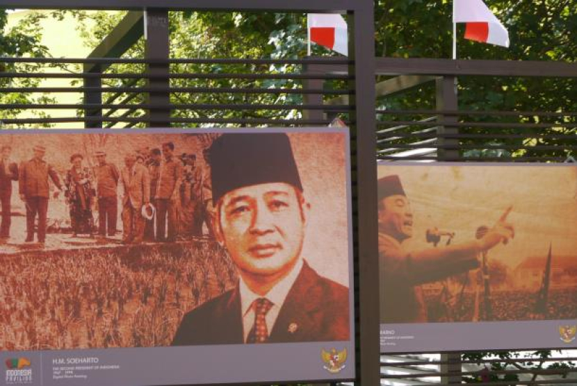 Ilustrasi. Poster Proklamator RI Sukarno (kanan) bersama Presiden ke-2 RI Soeharto dipamerkan di ajang Milan Expo 2015 di Kota Milan, Italia. Foto: Republika/Erik Purnama Putra