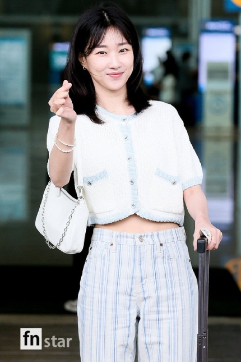 Aktris Ha Yoon-kyung di Bandara Internasional Incheon di Unseo-dong, Incheon sebelum terbang ke Bali, Indonesia