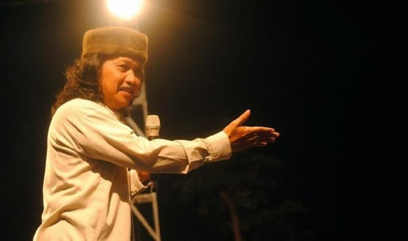 Budayawan Emha Ainun Nadjib (Cak Nun). Cak Nun menceritakan pengalamannya menemani Soeharto meletakkan jabatan sebagai presiden yang sudah dipegangnya selama 32 tahun. Foto: Republika.