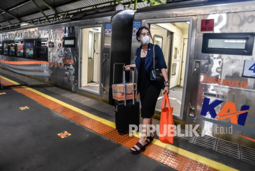  PT Kereta Api Indonesia (KAI) telah membuka penjualan tiket kereta api pada periode angkutan Lebaran 2024. Hingga kini, tiket tersebut masih tersedia cukup banyak. (Dok. Republika)
