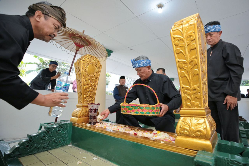 Pj Wali Kota Bandung Bambang ziarah ke makam leluhur/Humas Pemkot Bandung