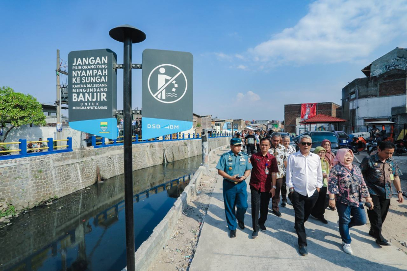 Penjabat Wali Kota Bandung, Bambang Tirtoyuliono memantau aliran sungai/Humas Pemkot Bandung