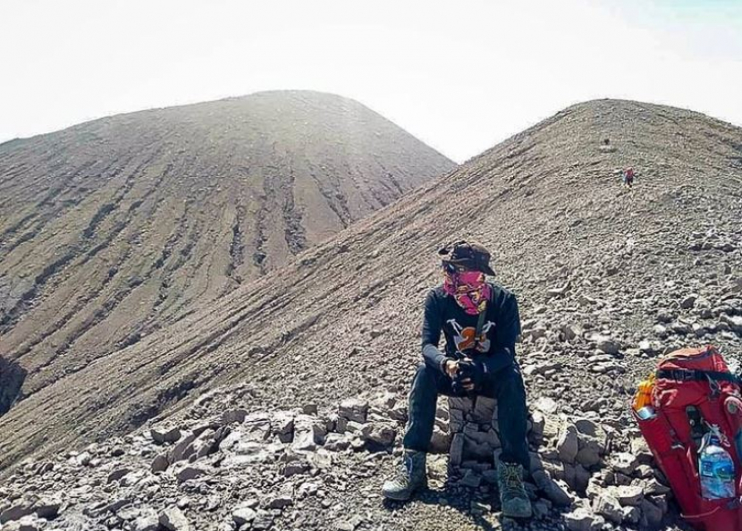 Seorang pendaki di puncak bayangan Gunung Kerinci, Taman Nasional Kerinci Seblat/ Foto: @bbtn_kerinciseblat