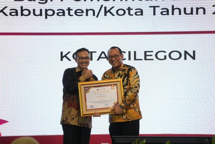 Kota Cilegon Helldy Agustian (kanan) menerima penghargaan Grand Design Pembangunan Kependudukan 2023 di Hotel Wyndam Opi Mall Palembang, Sumatera Selatan, Selasa (4/7/2023). Foto: Diskominfo Kota Cilegon