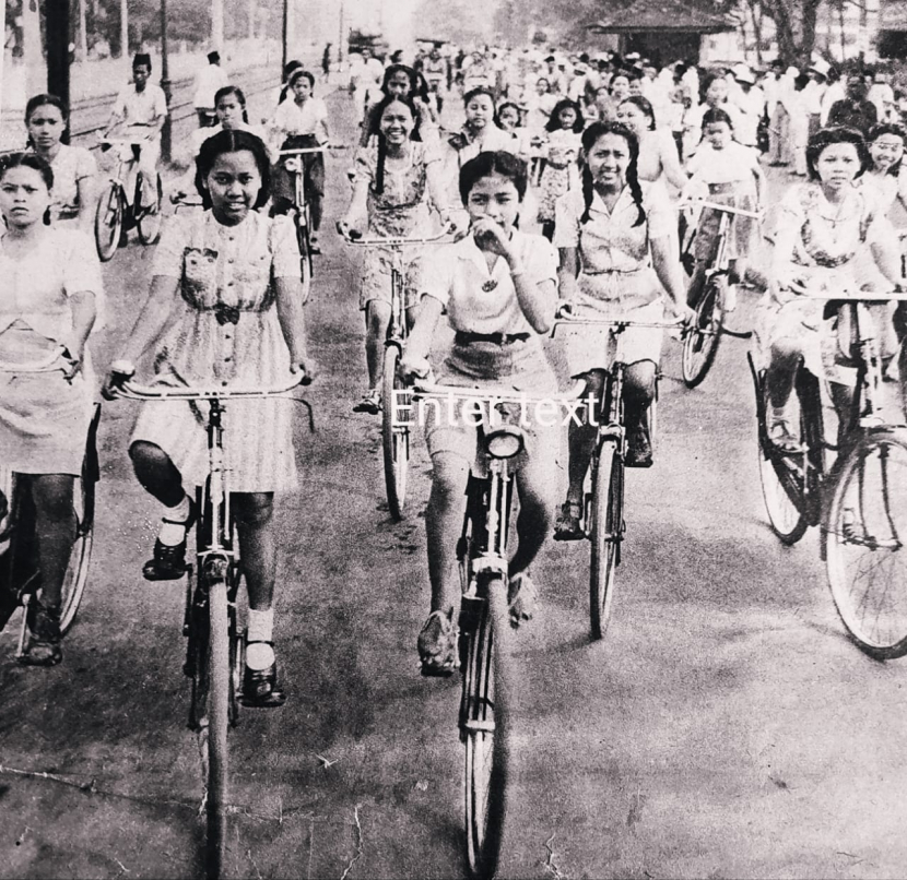 Para pemudi Jakarta ramai-ramai bersepeda mau ikut kursus penganten tahun 1943 yang diadakan Dai Nipon. (fFoto majalah Asia Raya, 1943)