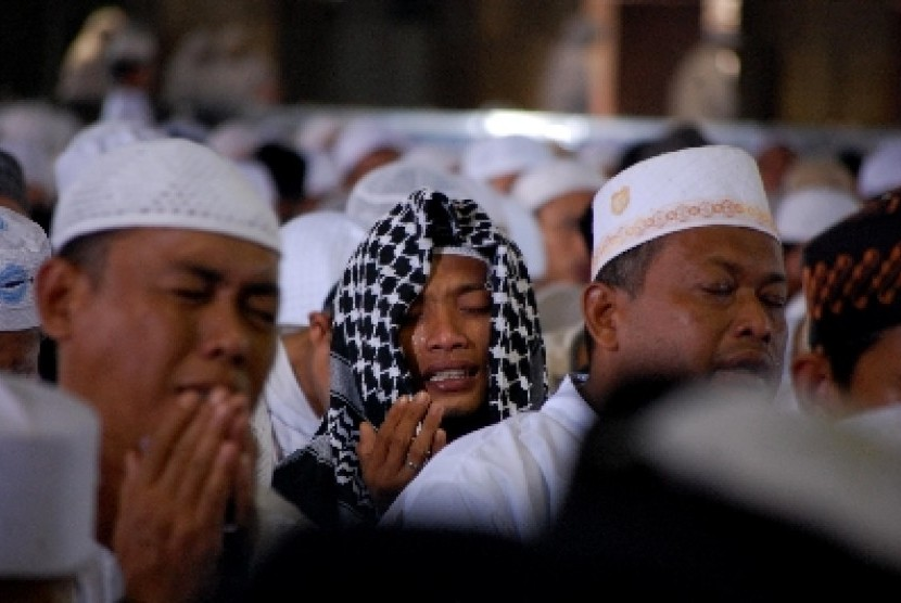 Umat Islam berdoa dan berzikir usai sholat.