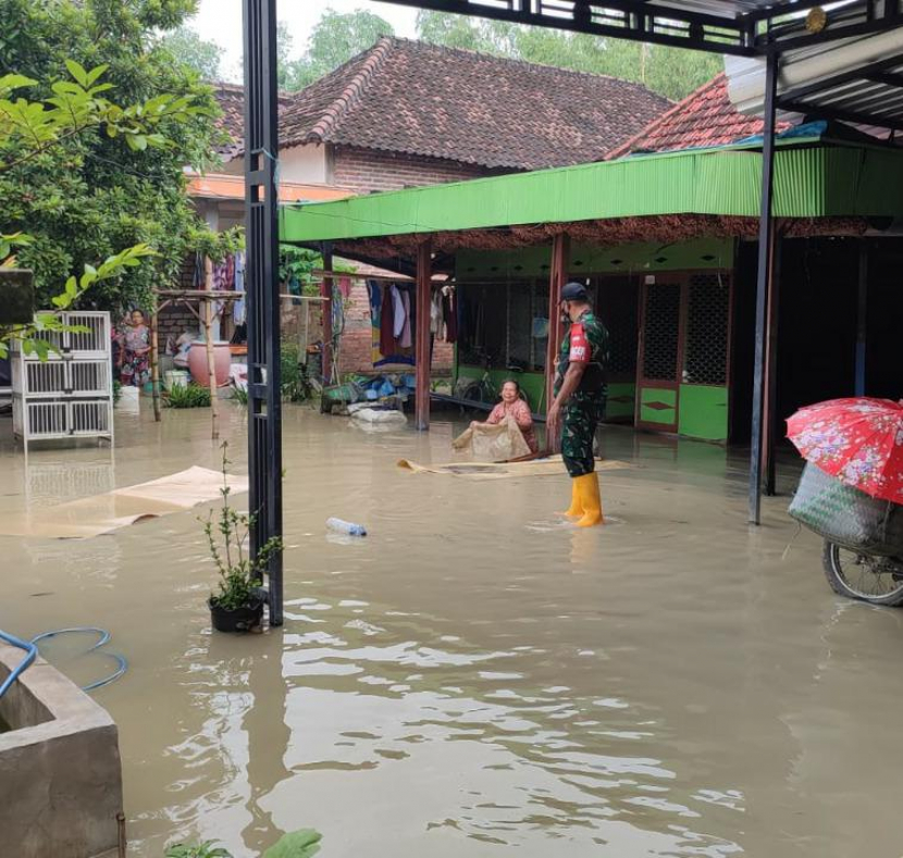 Salah satu kampung di Kabupaten Gresik tergenang banjir, Kamis (10/2). (Foto:Istimewa)