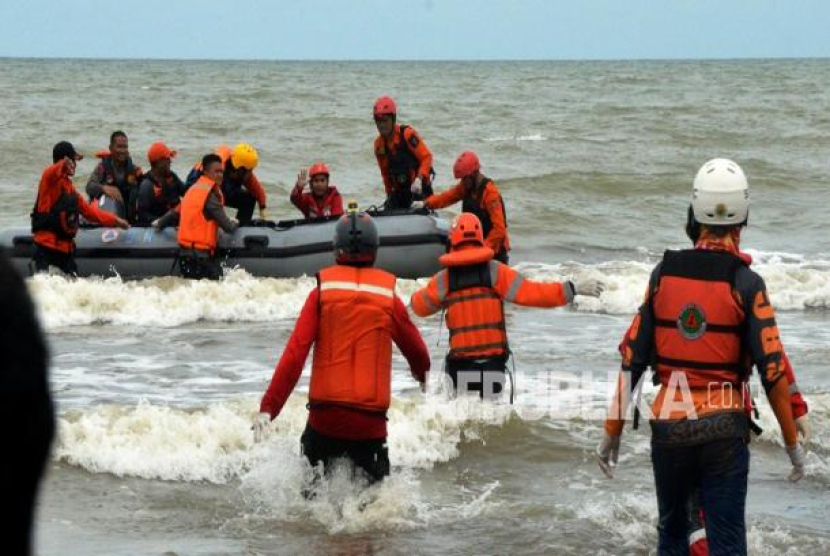 Petugas mengevakuasi  seorang korban tenggelam di pantai. (Ilustrasi) (Dok. Republika) 