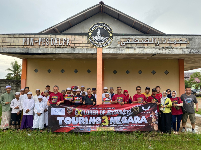 Selain touring, Komunitas Wuling Almaz Indonesia (WALI) juga melakukan kunjungan dan memberikan bantuan sosial ke Ponpes Darul Musthofa, Sungai Piyuh, Kabupaten Mempawah, Kalimantan Barat. (Foto: WALI)