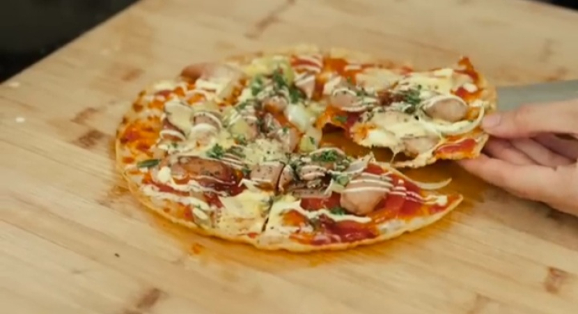Pizza krispi ala Chef Devina Hermawan (Tangkap Layar YouTube Devina Hermawan)