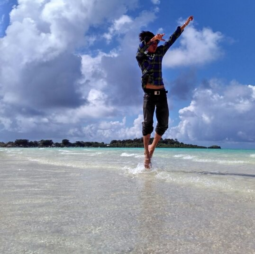 Seorang pelancong berfoto di Pantai Noko Gili, Pulau Bawean, Gresik. (Foto: Dok Pribadi)