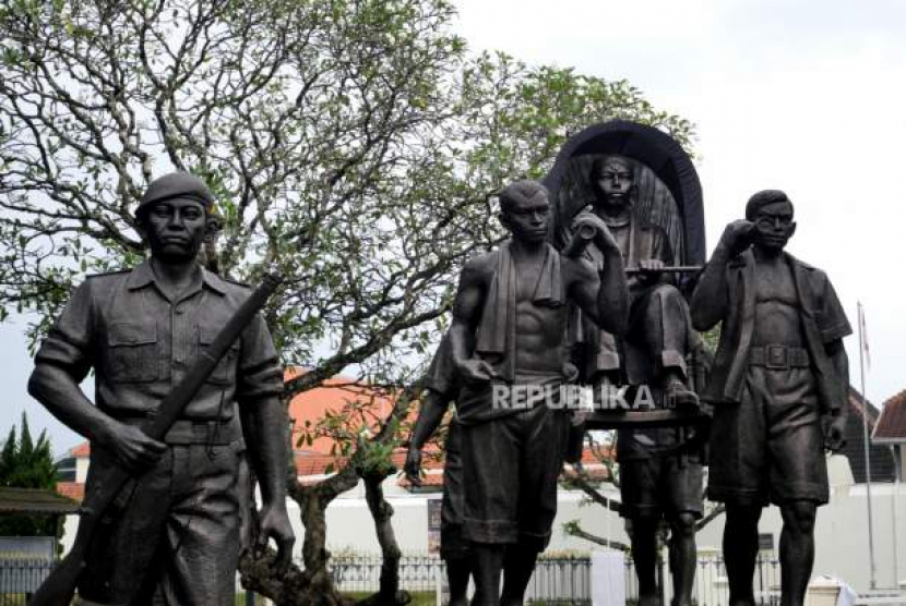 Patung gerilya Panglima Besar Jenderal Soedirman dipajang di halaman pintu masuk Benteng Vredeburg, Yogyakarta. (Wihdan Hidayat/Republika