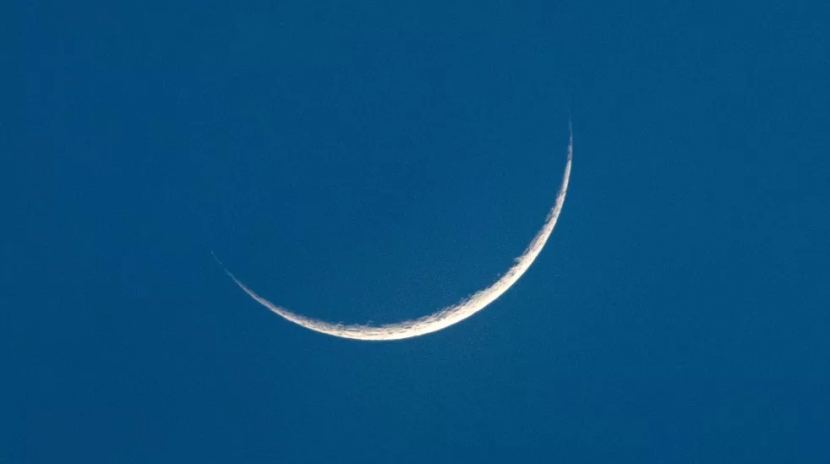 Bulan sabit muncul di atas kota Basra di Irak selatan pada hari pertama bulan suci Ramadhan, 23 Maret 2023 waktu setempat. Gambar: HUSSEIN FALEH/AFP via Getty Images