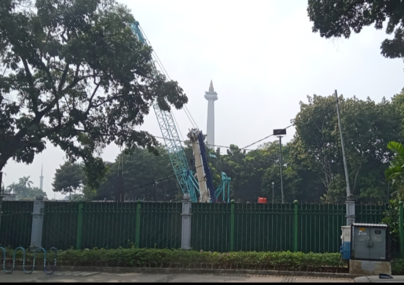 Proyek Stasiun MRT Monas sedang berlangsung. Stasiun akan membentang sepanjang 280 meter, menggusur 479 pohon yang ada di Taman Monas sebelah barat di sisi Jalan Medan Merdeka Selatan.