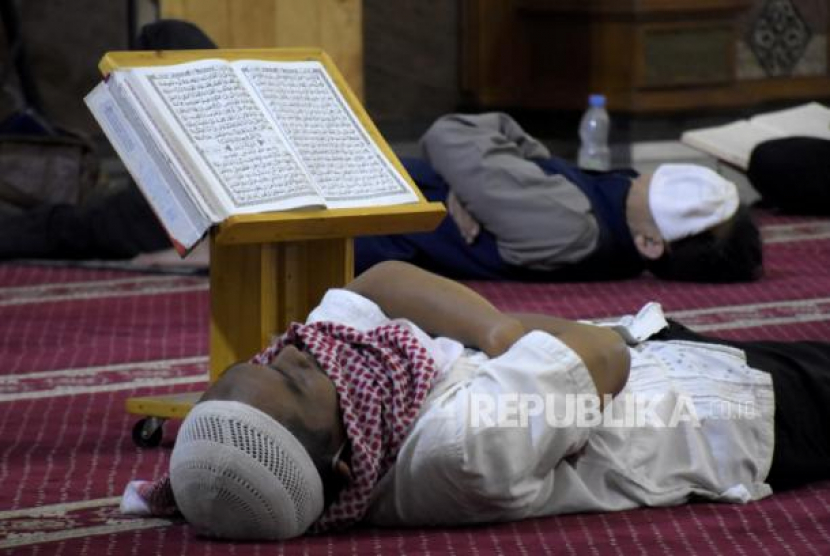 Umat muslim berisitirahat tiduran disela aktivitasnya, (REPUBLIKA/ABDAN SYAKURA)