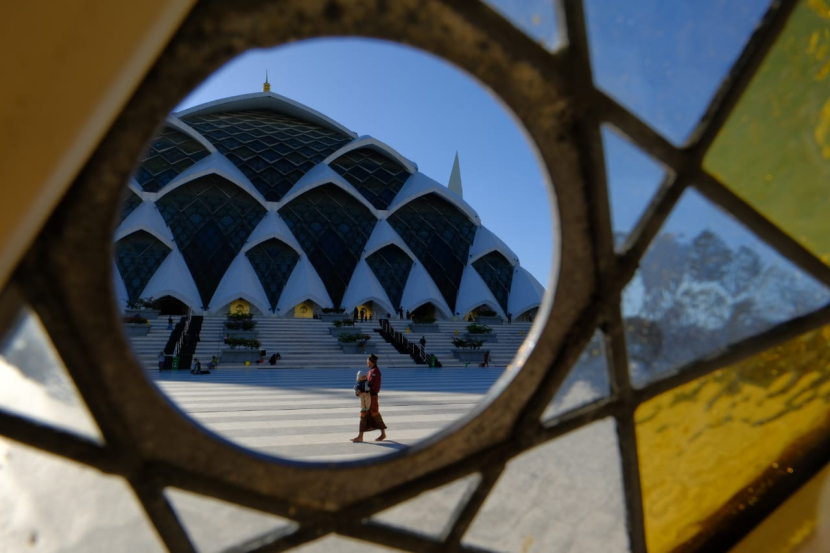 Teknik framing memanfaatkan ornamen kaca patri bangunan selasar masjid. (Jusup Budiono/PAF)
