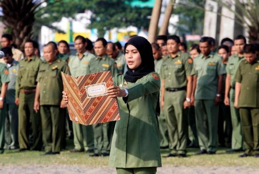 Ilustrasi Pegawai Negeri Sipil (PNS). Besaran Gaji ke-13 untuk PNS pada 2023. Foto: Antara/Rahmad