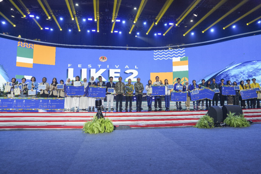 Penyerahan hadiah dan penghargaan bagi para pemenang berbagai lomba dalam ajang LIKE-2 (Lingkungan Hidup, Kehutanan, dan Energi) di JCC Senayan, Jakarta, Minggu (11/8/2024). (Foto: Kemen LHK)