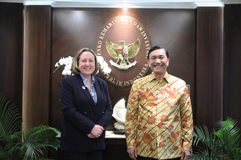 Menteri Perdagangan Internasional Inggris Anne-Marie Trevelyan (kiri) bertemu Menteri Koordinator Bidang Maritim dan Investasi Luhut Binsar Pandjaitan, (Rabu (23/2/2022). (Dok. Kedubes Inggris di Jakarta) 