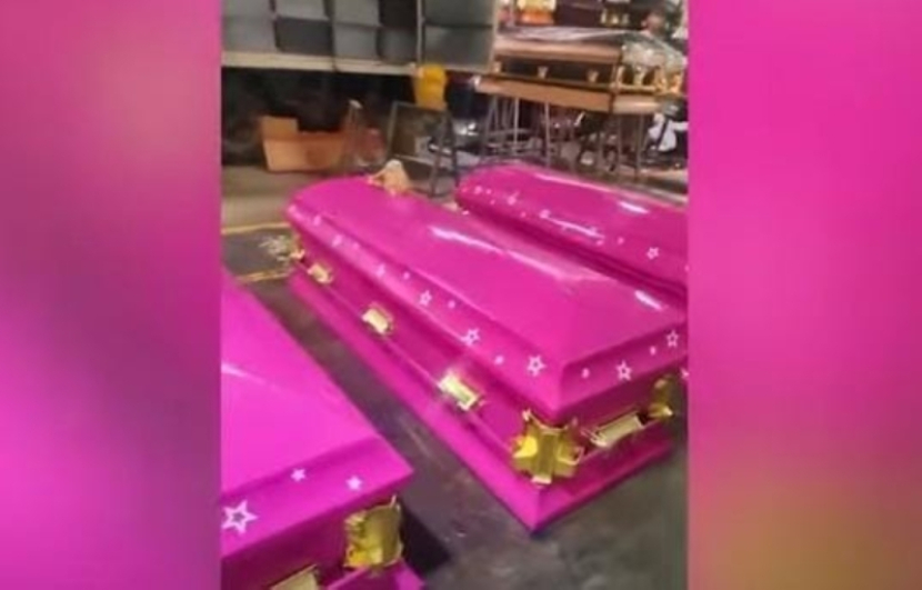 Kepopuleran film Barbie mendorong rumah duka di Meksiko membuat peti mati berwarna pink. Foto: Screen capture via YouTube/ Video News