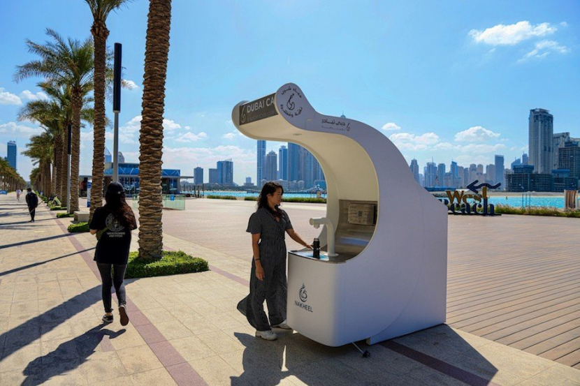 Salah satu stasiun pengisian air minum di Dubai, Uni Emirat Arab (UEA). Berkunjung ke Dubai? Bawa Botol Minummu dan Isi Air Gratis di 34 Lokasi Ini. Foto: Gulf Business