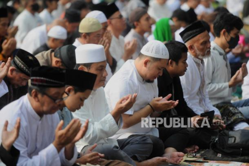 Sejumlah umat Muslim berdoa. Bacaan Lengkap Doa Qunut yang Biasa Dibaca Saat Sholat Subuh. Foto: Republika/Putra M. Akbar