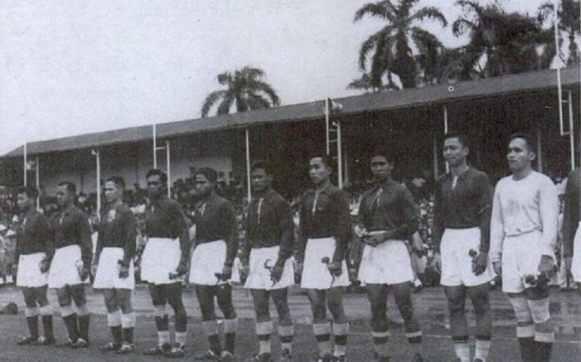 Timnas Indonesia menjelang pertandingan melawan Cina di Lapangan Ikada pada 1957. (istimewa)