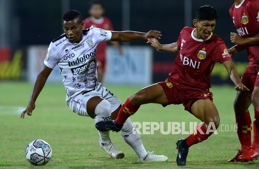 Pesepak bola Bali United Eber Bessa (kiri) berebut bola dengan pesepak bola Bhayangkara FC T.M Ichsan (kanan. 