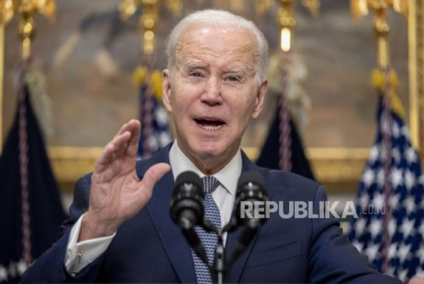 Presiden Joe Biden berbicara tentang sistem perbankan di Ruang Roosevelt Gedung Putih di Washington, Senin (13/3/2023). Foto: AP Photo/Andrew Harnik