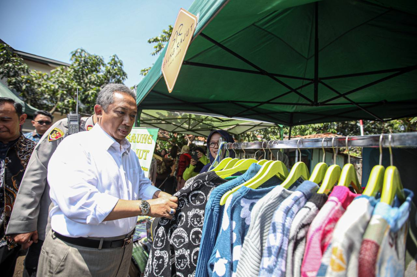 Wali Kota Bandung Yana Mulyana sedang melihat pakaian di salah satu bazar yang digelar di Kota Bandung/Humas Pemkot Bandung