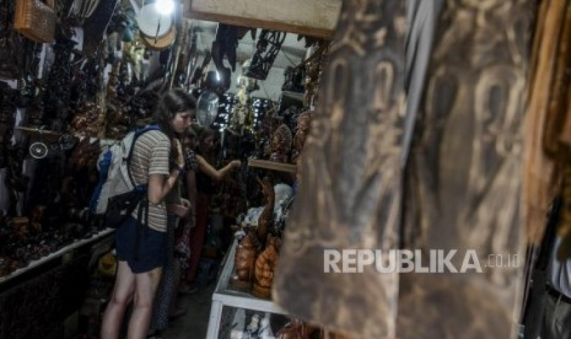 Pasar Barang Antik Jalan Surabaya Menteng. Wisatawan asing melihat-lihat barang-barang antik di Pasar Barang Antik di Jalan Surabaya, Menteng. Foto: Republika.