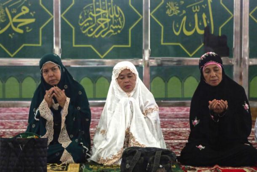 Sejumlah umat Islam berdoa saat itikaf di Masjid Raya Nurul Islam, Palangka Raya, Kalimantan Tengah, Ahad (24/4/2022). 4 Amalan untuk Meraih Lailatul Qadar. Foto: ANTARA/Makna Zaezar 