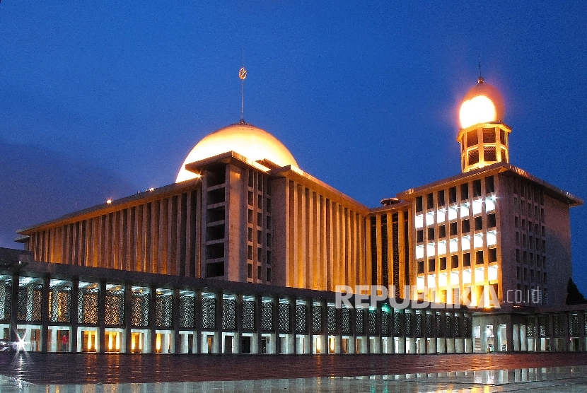Masjid Istiqlal yang dibangun bersamaan dengan pembangunan Monas. Foto: Republika.