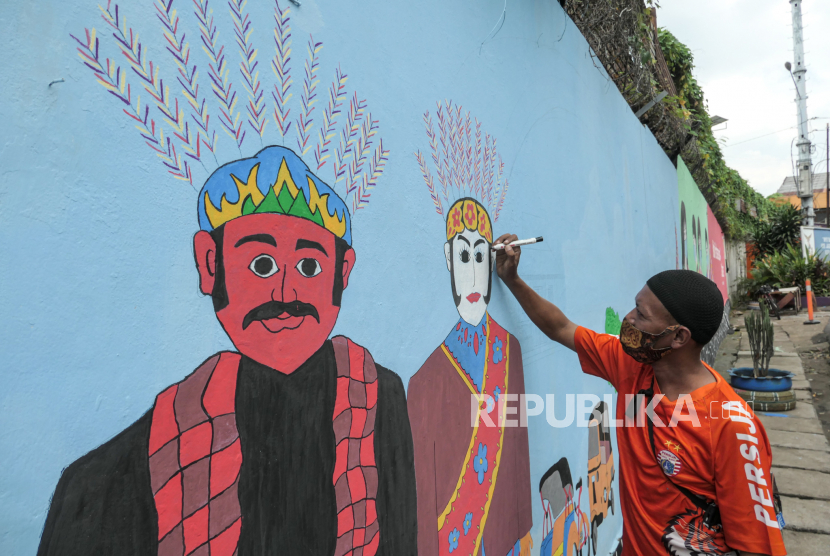 Warga melukis ondel-ondel. Setiap tahun DKI Jakarta memperingati hari kelahiran saban 22 Juni.