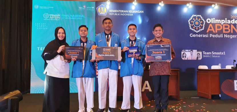 Guru dan Siswa MAN Insan Cendekia  Batam berhasil meraih juara 1 di ajang APBN Kemenkeu RI 2022. (Foto: Dok MAN IC Batam)