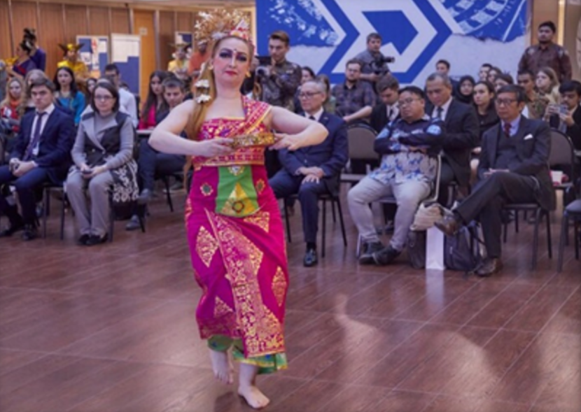 Warga Rusia menarikan Tari Pendet dari Bali dalam sesi budaya acara “Day of Indonesia in MGIMO” di Moskow, Rusia, Rabu (27/3/2024).  (Dok. KBRI Moskow)