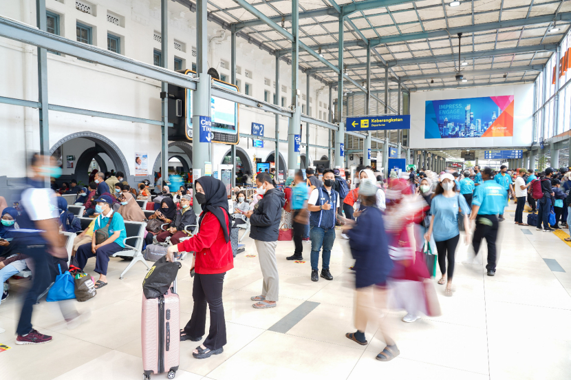 PT KAI berharap masyarakat dapat merencanakan perjalanannya dengan baik karena tiket KA masa Angkutan Lebaran masih cukup banyak tersedia. (Foto: Humas PT KAI) 