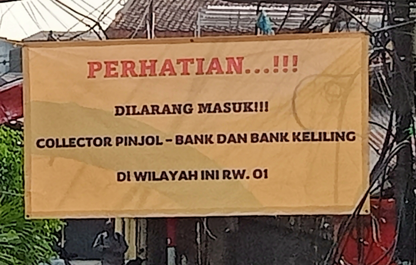 Spanduk peringatan untuk debt collector (penagih utang) dan bank keliling di RW 1 Kelurahan Mampang Prapatan, Jakarta Selatan.