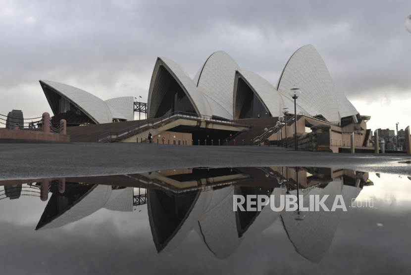 Refleksi Gedung Sydney Opera House di Australia, Selasa (29/6/2021) (dok.AAP/Republika)