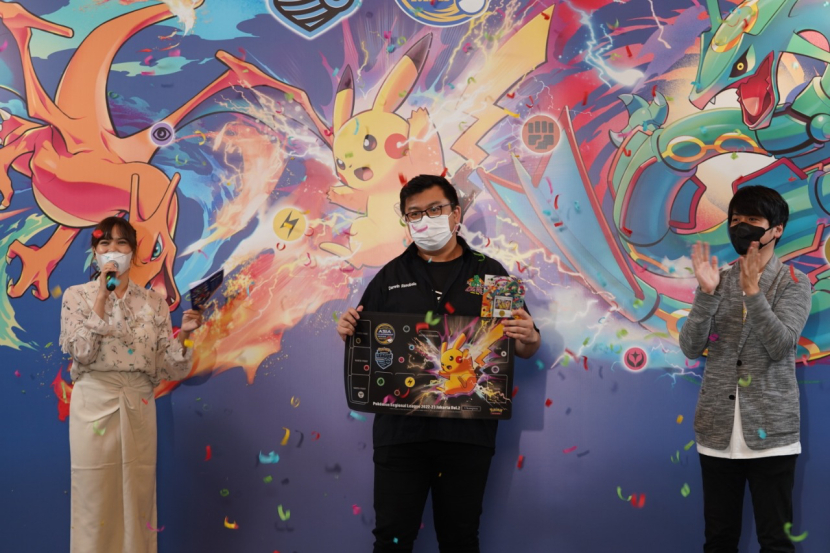 Darwin Rasubala meraih gelar juara di Regional League Pokémon Game Kartu Koleksi. (Dok AKG Entertainment)