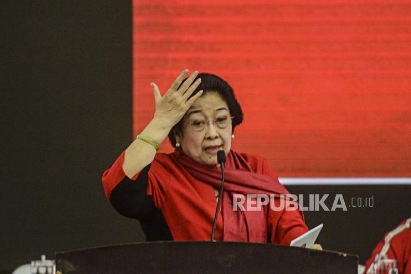 Megawati Soekarnoputri. Presiden kelima RI, Megawati kena semprot netizen, menyusul ucapannya yang menyindir ibu-ibu bisa membeli baju baru tetapi masih tetap mengantre minyak goreng. 