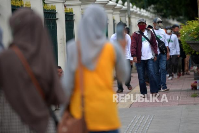 Warga memakai masker saat berjalan saat memasuki kawasan Titik Nol Yogyakarta, Rabu (9/2/2022). Bisa jadi, tanpa disadari kita berpapasan atau berinteraksi dengan orang positif Covid-19 lalu menjadi kontak erat. (Wihdan Hidayat / Republika)