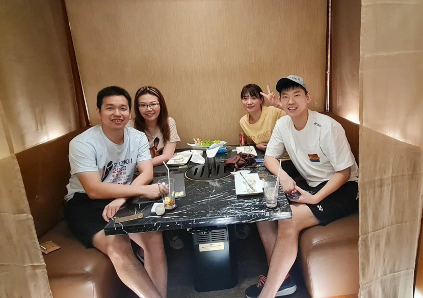 Hendra Setiawan dan istri mengundang makan malam Liu Yuchen dan kekasihnya, Huang Yaqiong usai event Indonesia Open 2023. (source: Instagram Sansan)