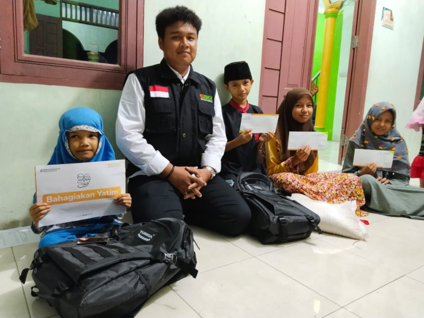 Laznas BMH berikan bantuan paket sekolah dan dana santunan kepada lima anak yatim yang berada di Desa Durin Jangak, Kecamatan Pancur Batu, Kabupaten Deli Serdang, Jumat (30/9/2022). (Foto: Dok BMH)