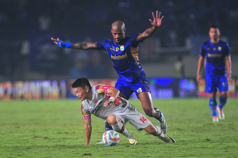 Striker Persib Bandung David da Silva mengganggu gelandang Persis Solo Sho Yamamoto pada laga ketiga Grup A Piala Presiden 2024 antara Persib Bandung melawan Persis Solo di Stadion Si Jalak Harupat, Kamis (25/7/2024).  (FOTO: YOGI ARDHI/REPUBLIKA NETWORK) Kamera: Nikon D3, Lensa: Nikkor 300mm/2.8.