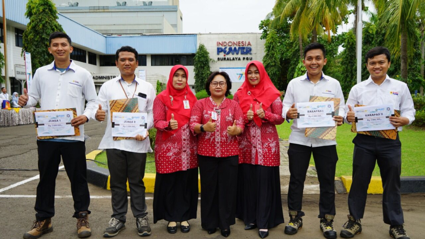 Para pemenang Lomba Cerpen “Listrik Untuk Kehidupan” berfoto bersama dengan Ketua dan Pengurus PIKK PLN IP Suralaya PGU Heni Bowo (tengah). (Foto: Dok PLN)