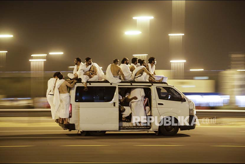 jamaah haji naik di atap kendaraan sewaktu malam hendak\ ke arafah. (muhammad subarkah)