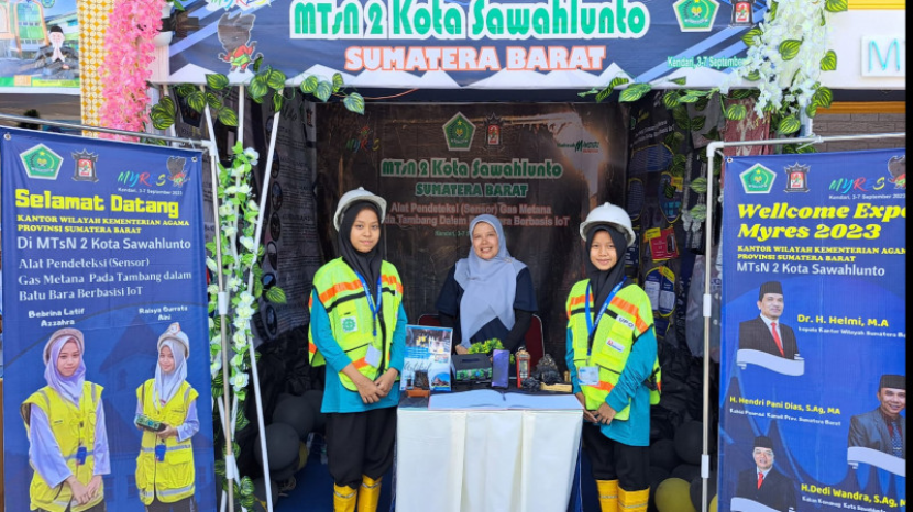 Dua siswa MTsN 2 Kota Sawahlunto, Sumatera Barat memamerkan hasil penelitian alat sensor gas Metana berbasis Iot di Expo Madrasah Young Researcher Supercamp (MYRES) 2023 di Kota Kendari, Sulawesi Tenggara. Foto : pendis.kemenag