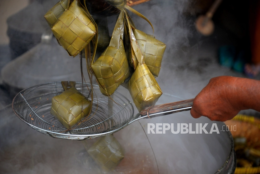 Ketupat yang menjadi makanan khas Lebaran ternyata sudah ada sejak abad ke-15, dibawa Sunan Kalijaga sebagai bagian dari dakwah Islam.